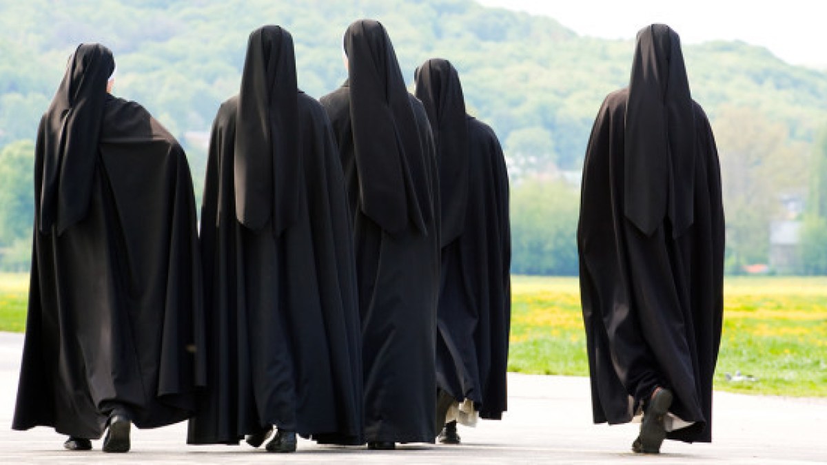 web3-nuns-walking-park-shutterstock_125565086-dziewul-ai