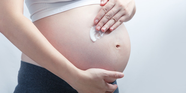 web3-pregnant-woman-cream-belly-cosmetics-care-shutterstock_539049319-donot6_studio-ai