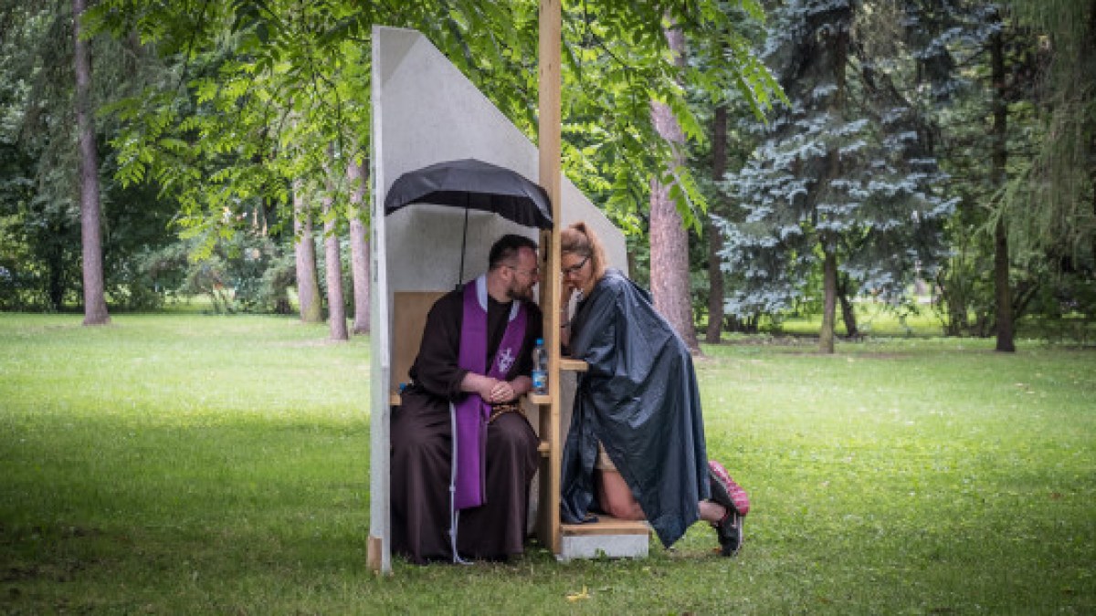 web3-wyd-krakov-confession-priest-jean-matthieu-gautierciric