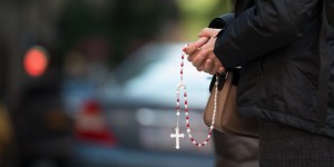 USA: indennizzato il poliziotto punito per aver pregato contro l&#8217;aborto