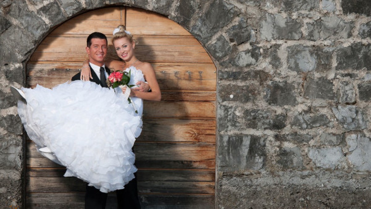 web3-groom-carrying-bride-wedding-day-shutterstock_157858514-samo-trebizan-ai