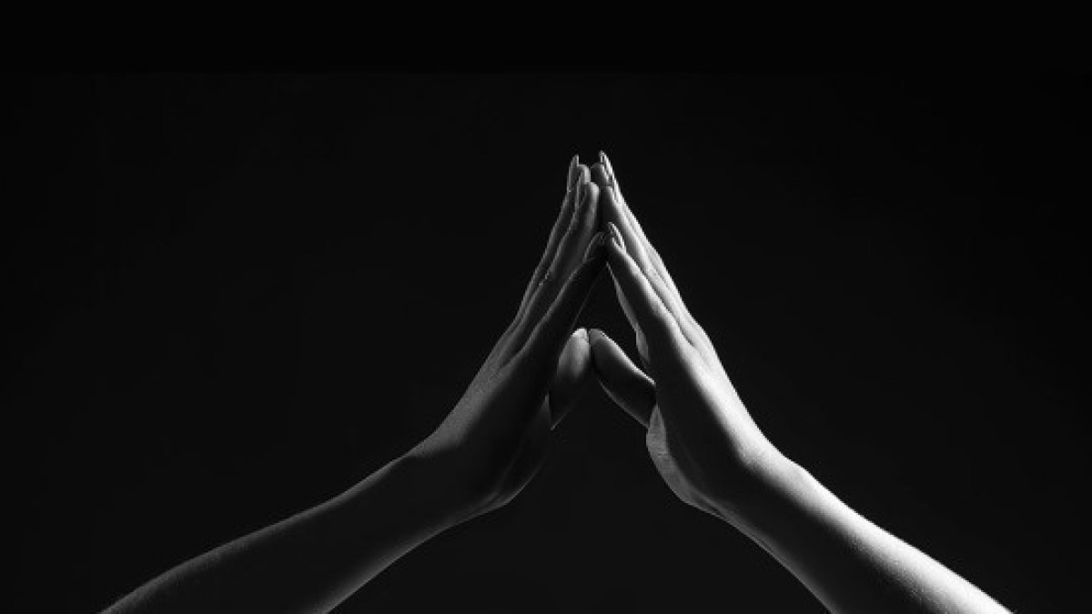 web3-hands-touching-forgivness-concept-love-ricardo-gomez-unsplash