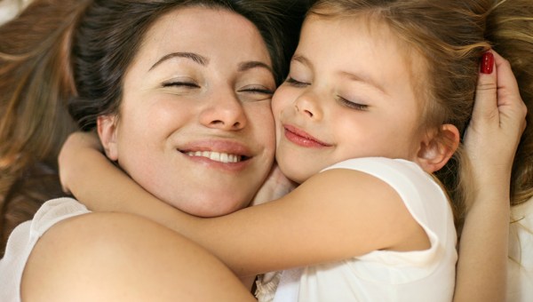 MATKA PRZYTULA SIĘ Z CÓRKĄ