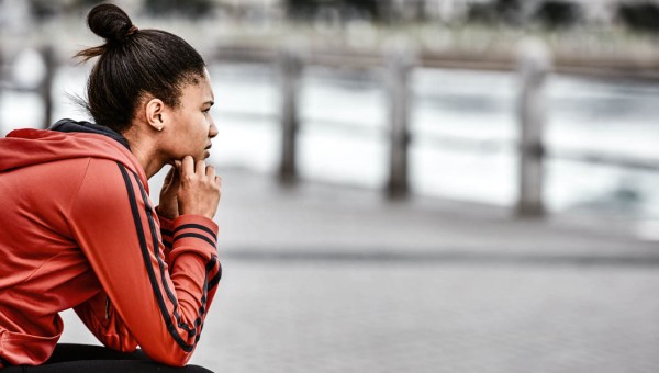 ragazza guarda lontano