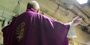 Perché alcuni sacerdoti ai funerali indossano il viola mentre altri il bianco o il nero?