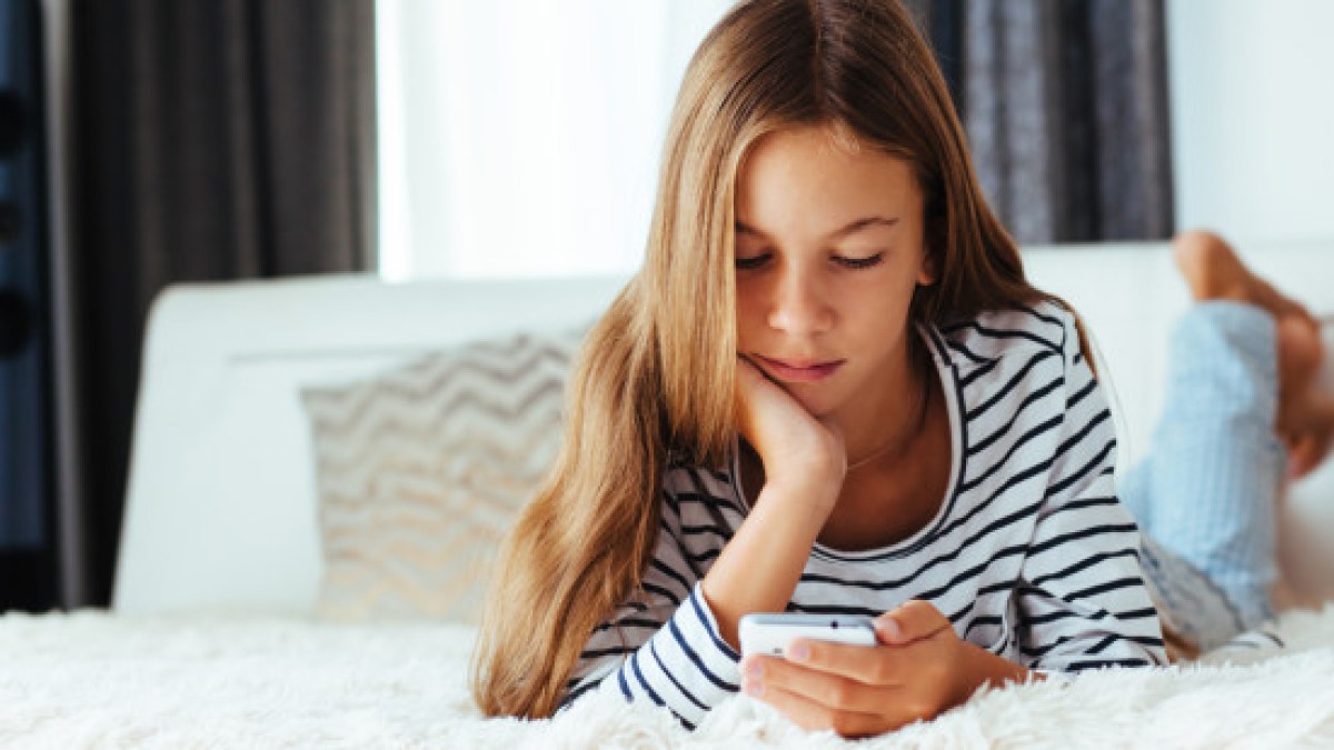 web3-tween-smart-phone-phone-apps-couch-home-teen-tweenager-shutterstock