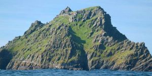 Conoscete la “roccia di San Michele”, luogo della battaglia contro il dragone rosso?