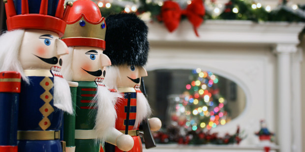 web3-nutcracker-soldier-christmas-garland-bow-chimney-line-flickr