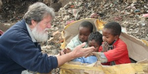 Missionario trasforma una discarica in un villaggio. Candidato al Nobel per la Pace