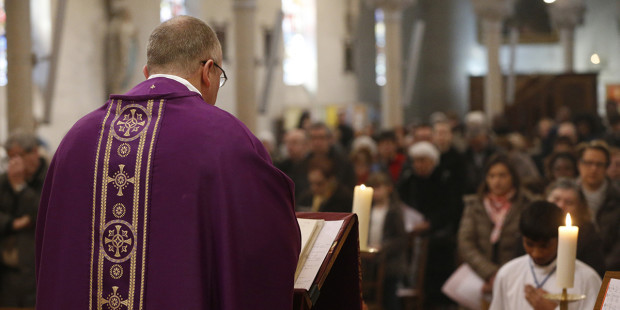 web3-priest-church-advent-fr510496a