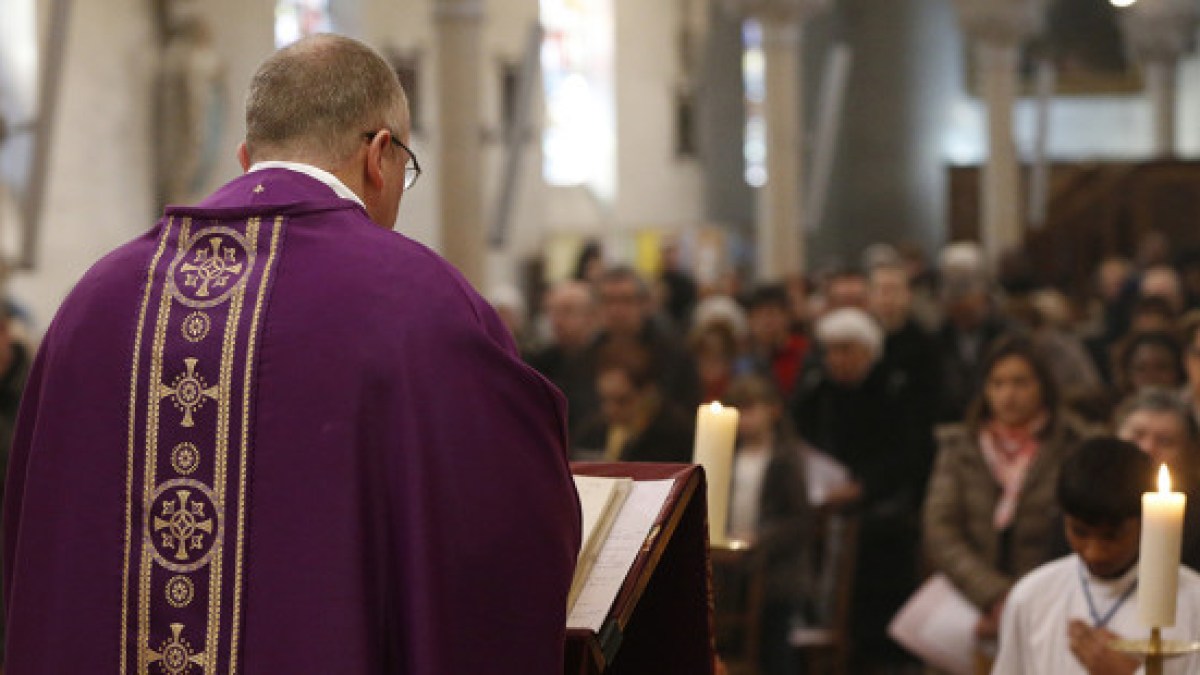 web3-priest-church-advent-fr510496a