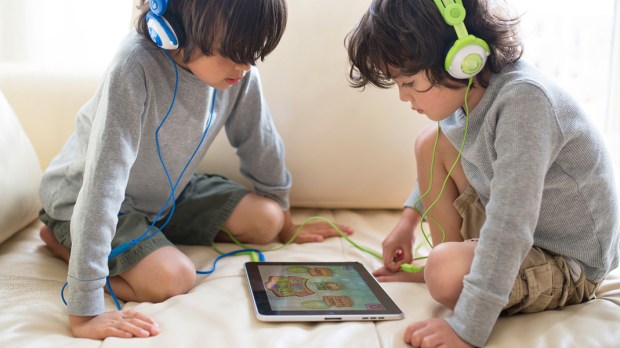 Dwaj chłopcy oglądający gry w iPadzie