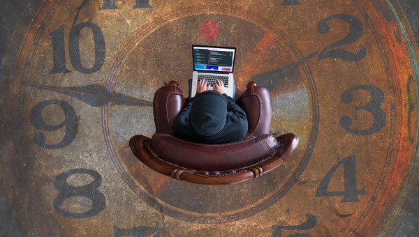 MĘŻCZYZNA PRZY KOMPUTERZE