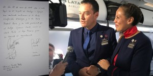 Sorpresa! Papa Francesco sposa due membri dell’equipaggio durante il volo verso Iquique