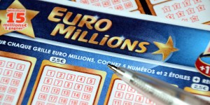 Francia: vince 200 milioni di euro alla lotteria e dà via tutto! 