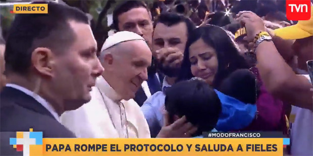 web3-pope-francis-chile-woman-capture-tvn
