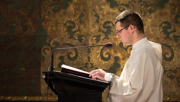 KSIĄDZ W TRAKCIE KAZANIA