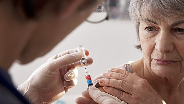 FLU,SHOT,WOMAN,DOCTOR