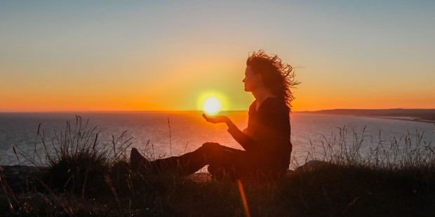 mulher-recolhimento-por-do-sol