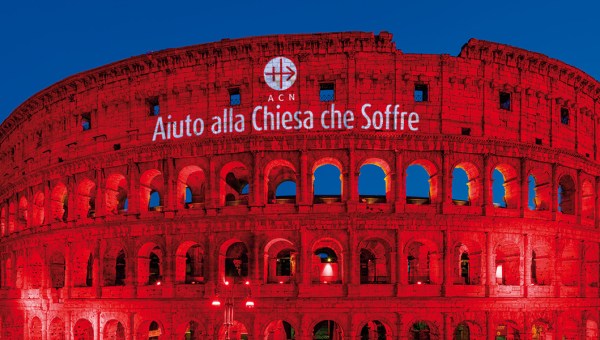 red colosseum Aiuto alla Chiesa Che Soffre
