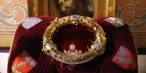 La Corona di Spine di Cristo è sopravvissuta a guerre, rivoluzioni e all&#8217;incendio di Notre-Dame