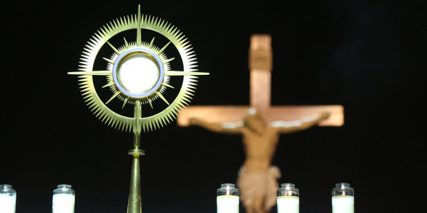 web3-eucharist-monstrance-adoration-crucifix-exposition-jesus-george-martell-bostoncatholic-cc-by-nd-2-0
