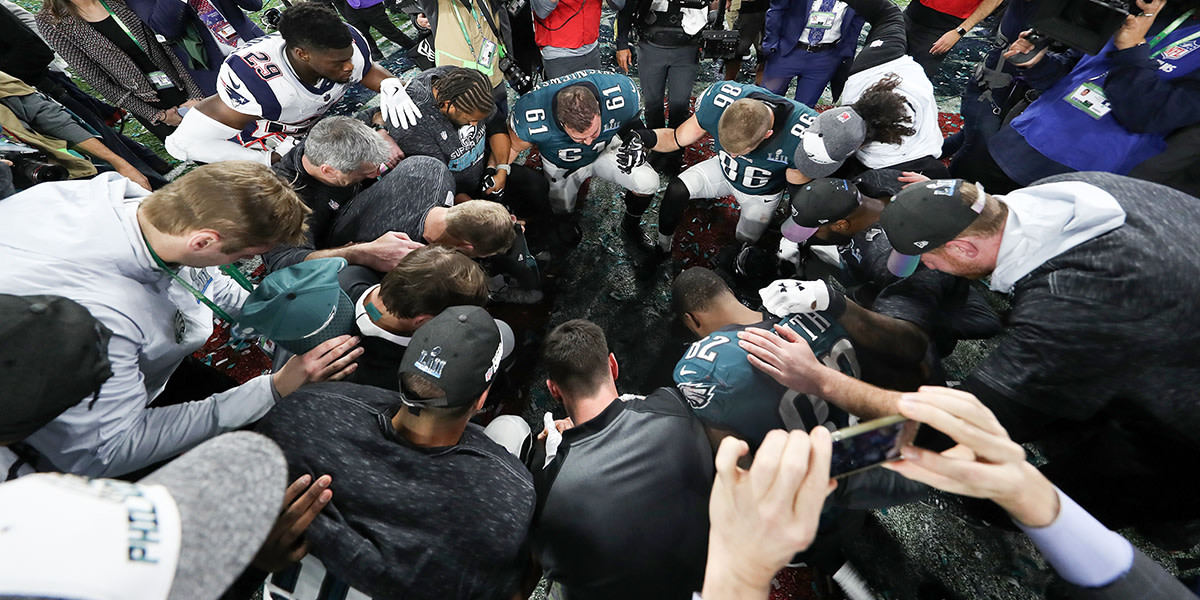 web3-philadelphia-eagles-prayer-minnesota-superbowl-063_914354266-rob-carr-gettyimages-north-america-afp