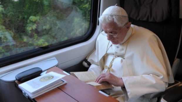 web3-pope-benedict-xvi-reading-osservatore-romano-afp