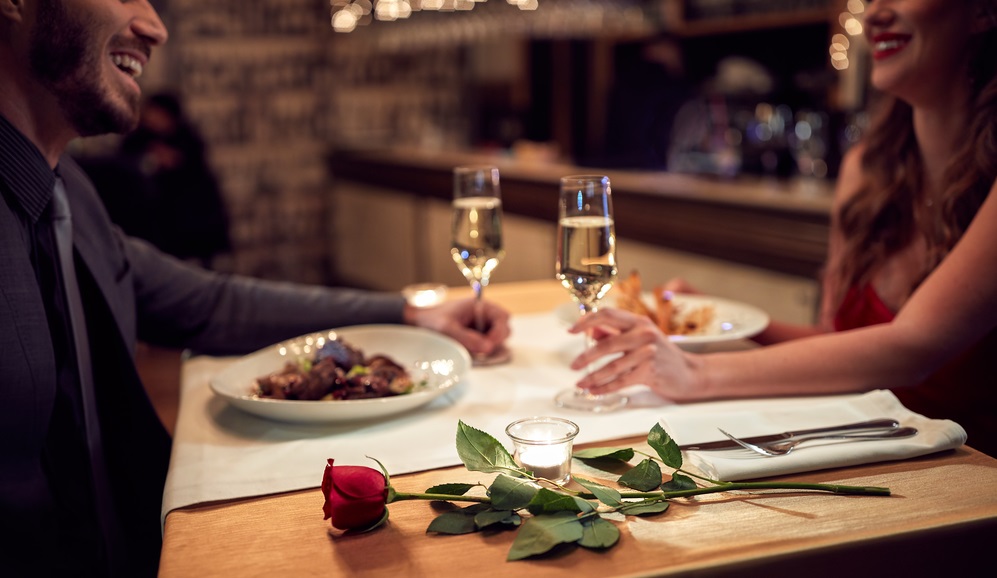 WEB3-ROMANCE-DINNER-LOVE-VALENTINES-COUPLE-SHUTTERSTOCK
