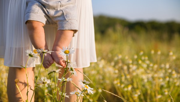 MOTHER, CHILD, DAISY