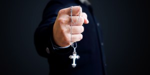 Quali sono i 6 sacramentali a cui ricorrono gli esorcisti per allontanare il diavolo?