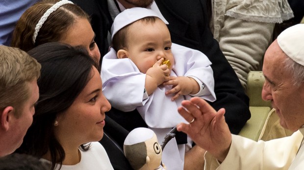 WEB3 – GAM0718 – POPE FRANCIS BLESSING NEWLY MARRIED COUPLE