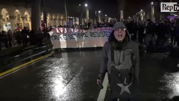 Turin Riots “Dovete morire!”, urlava ai poliziotti. Lo sappiamo, signora, potremmo ...