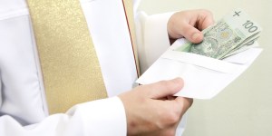 Stipendio dei preti, quanto guadagnano? Quei “faraonici” 1000€ al mese
