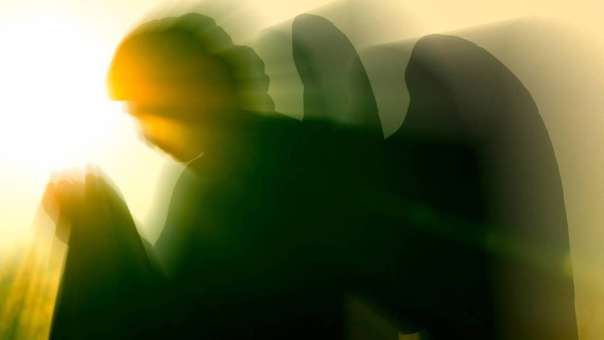 3 web-guardian-angel-statue-light-blur-umb-o-shutterstock_919848411-2