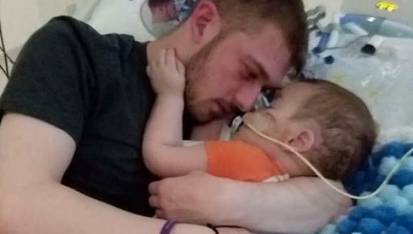 Alfie e seu pai Tom Evans