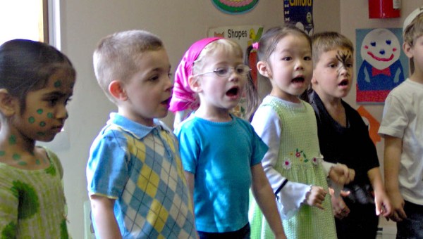PRESCHOOL KIDS SINGING