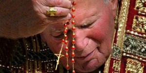Giovanni Paolo II: pregate molto e dite il rosario, così resterete cristiani