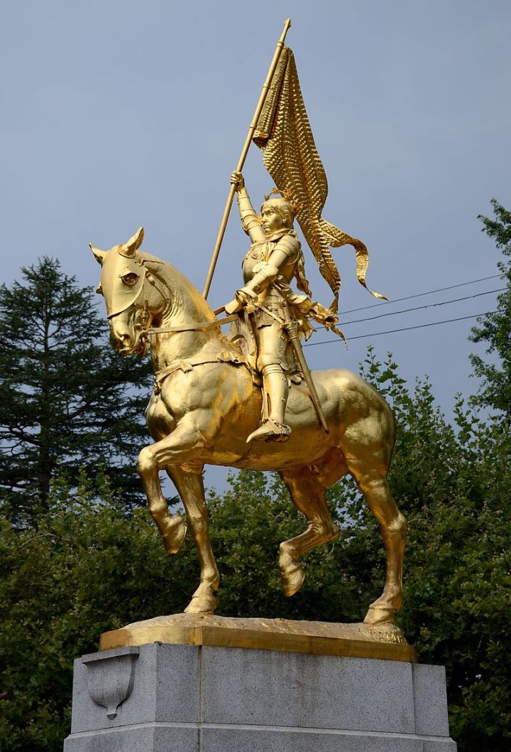 Joan_of_Arc_statue_in_Portland,_Oregon,_2015-2