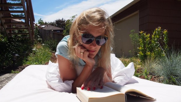 DONNA, PRATO, LIBRO