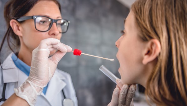 PEDIATRA, BAMBINA, TAMPONE