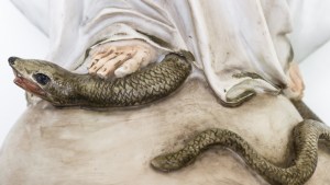 La Vergine Maria schiaccia il Serpente
