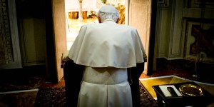 La splendida preghiera  di Benedetto XVI a Maria perché possiamo trovare Dio anche nei momenti più bui