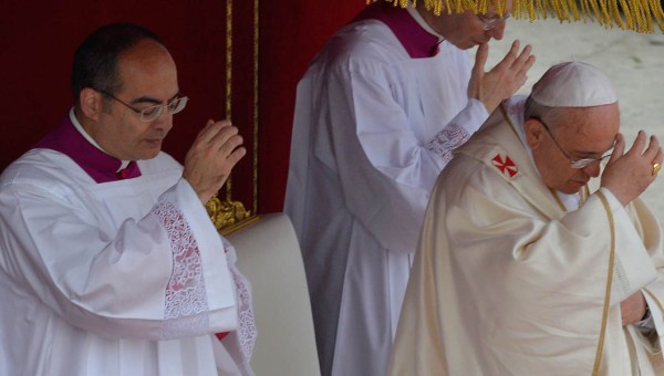 POPE FRANCIS,SIGN OF THE CROSS