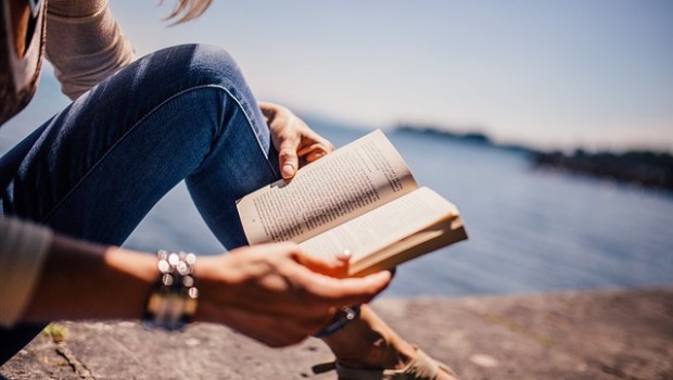 DONNA, LIBRO, MARE