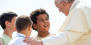 8 idee per far sì che i bambini conoscano meglio il Papa e preghino per lui