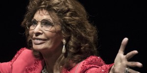 Sofia Loren: il Papa mi ha regalato un rosario, grazie a lui risento vicina la fede!