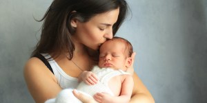 «Adesso mamma ti dà un bacio, così passa la bua» e la scienza conferma