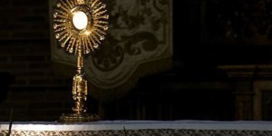 4 preghiere da recitare davanti a Gesù Eucaristia