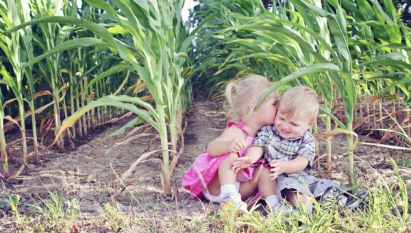 BAMBINI; BACIO, CAMPO